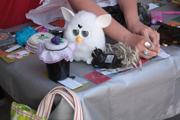 "Les enfants sont intrigués, curieux face à ces objets, face à ce Furby, cette petite boule de poils blanche robotique, une peluche interactive qui parle un langage inconnu, qui les effraie par moments.  Je leur explique ce que c’est, qu’il faudra le traiter avec grand soin en tant qu’animal de compagnie virtuel, que l’on peut lui apprendre à parler. Je leur dis que celui qui le troquera pourra sans doute lui apprendre des mots en Wolof. Puis il trouve sa propriétaire, une jeune fille Aicha Ndiaye."