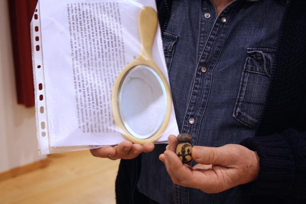 "Puis Noël, me demanda de lui raconter l’histoire de la petite pipe échangée par Romel à Tingo Maria, qui lui ne fume pas. Cette pipe est accompagnée d’une petite pierre sur lequel y est fossilisée une fleur. Noël me demanda si je tenais à ces objets, je lui explique que non, ce n’est pas mes objets que je ne suis qu’une bibliothèque qui attend de les échanger"