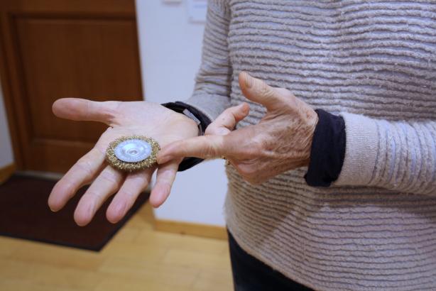 "Denise hésite, elle cherche, elle ne sait pas trop. Puis elle m’interroge sur un objet, comme le vernis caviar. Du coup, Denise me donna son objet tout en me montrant les deux objets avec lesquels elle hésite. Ce sont tous les deux des brosses pour poncer en laiton dorée."