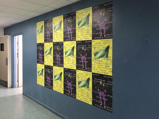 Mur d'affiche pour annoncer l'arrivée de l'exposition aux lycéen