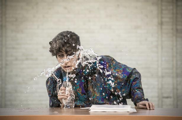 Extrait de la performance de Sorour Darabi, jeu avec la bouteille d'eau