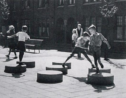 En utilisant des modules aux géométries élémentaires, Aldo Van Eyck laisse libre cours à l'imagination des enfants.