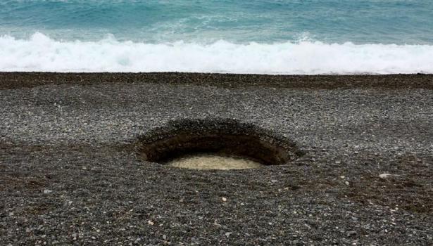 Orifice sur une plage, exemple de contreforme