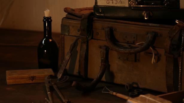 Valises, bouteilles. Il serait intéressant d'utiliser la projection pour que le spectateur puisse s'approcher des objets, qu'ils ne restent pas indéchiffrables en bout de scène.