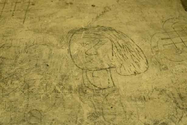 ainsi que les dessins et gravures de l'ancienne geôle de la tour de la cathédrale de Saint Flour