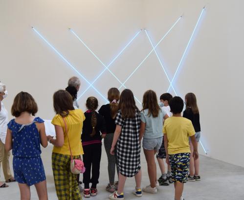 Monsieur et Madame Billarant et les élèves devant l'œuvre de François Morellet