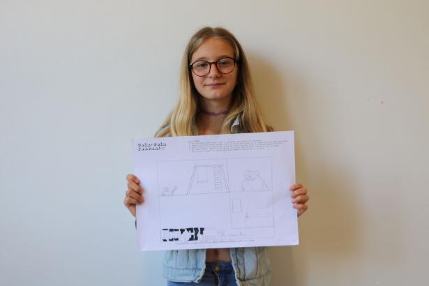Lilou avec un dessin de Kameron