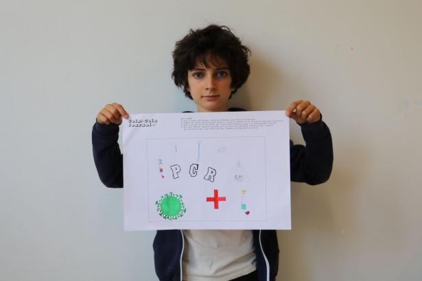 Paul avec un dessin de Lilou