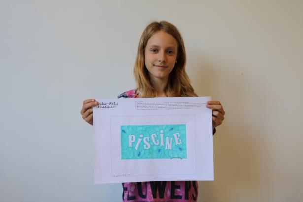 Célia avec un dessin de Camille