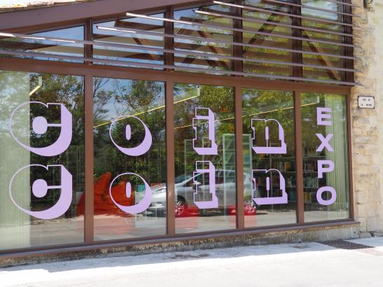 Devanture du centre culturel — vitrine peinte à la main