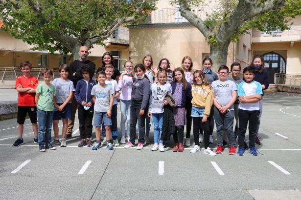 La classe de CM2 de Mormoiron et leur maître Emmanuel Faucher