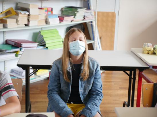 Zoé concentrée pendant l'écoute