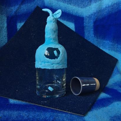 Liqueur de poire maison d'une petite fille malicieuse