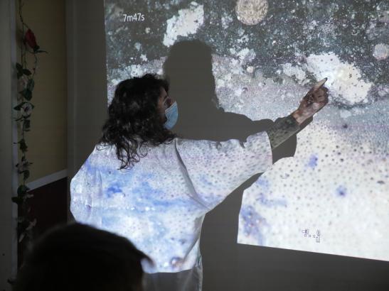 Mathilde souligne des formes intéressantes dans le paysage cosmique