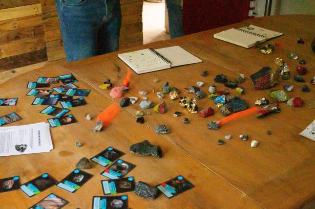 Table centrale avec les météorites factices, le jeu de cartes et les journeaux de bord