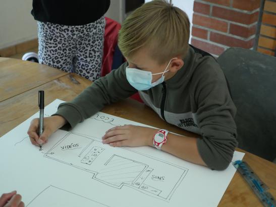 Gaël trace le plan d’exposition avec l’aide de Mathilde