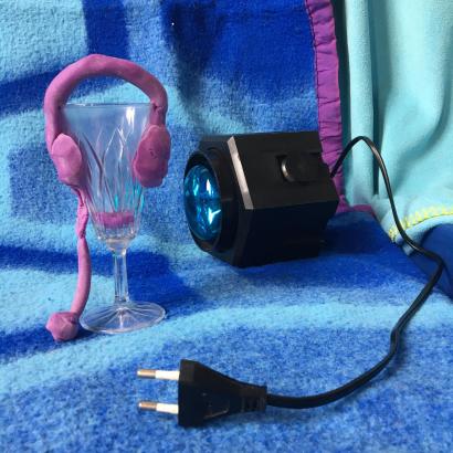 Casque pour écouter et boire du jus de cerise