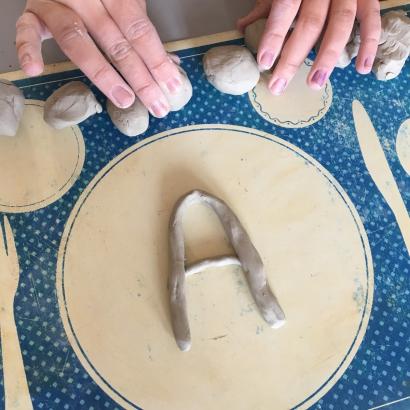Fabrication d'un alphabet en grès pour écrire des mots ensemble