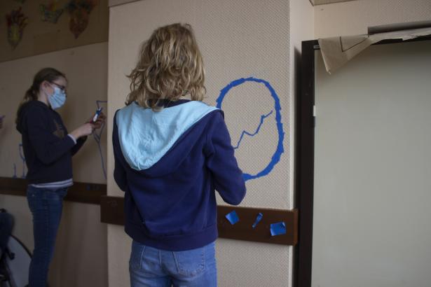 Objets dessinés au scotch bleu
