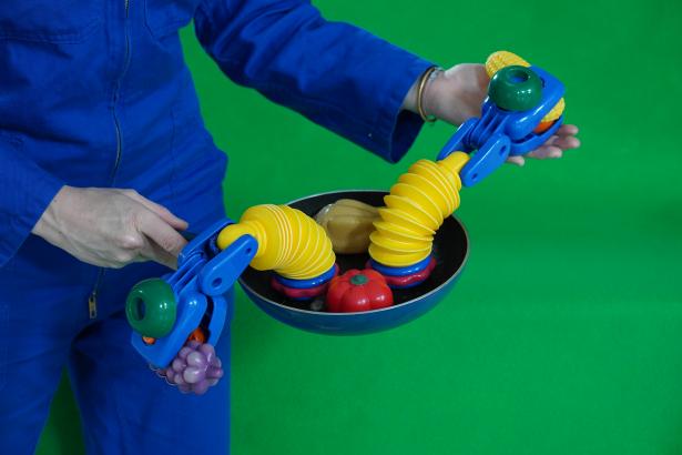 Une poêle à ressorts, qui fait bondir les aliments qu’il faut attraper ! Objet du centre de la table et du repas, cette poêle ritualise les moments de jeux ensemble ! Aujourd’hui, on a le droit de jouer avec la nourriture !   