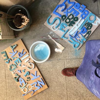Fabrication d'un alphabet en grès pour écrire des mots ensemble