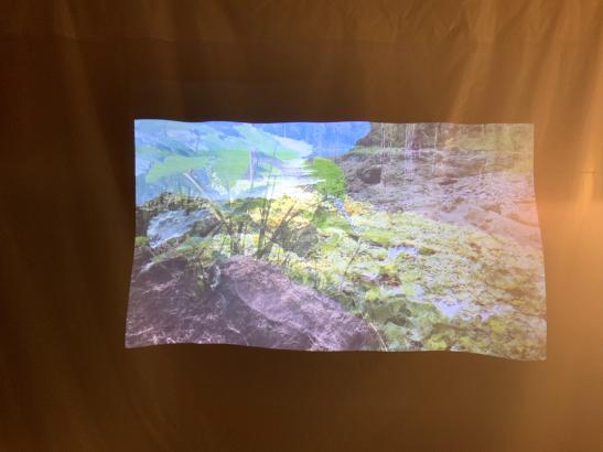 Entrée de l’installation. Projection d’un format audio-vidéo relatant mes explorations de l’île