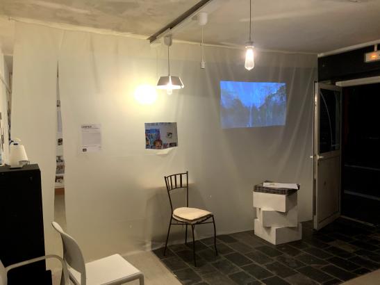 Entrée de l’installation. Projection d’un format audio-vidéo relatant mes explorations de l’île