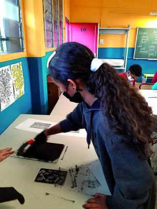 Linogravure d’une texture ou d’un motif propre à chaque tribu. Découverte de l’impression