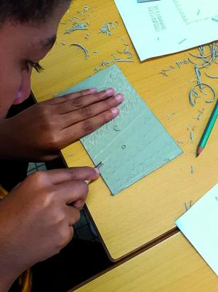 Linogravure d’une texture ou d’un motif propre à chaque tribu. Découverte de l’impression