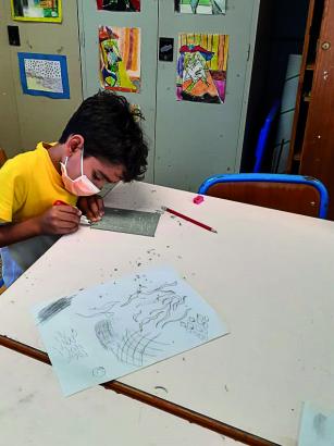 Linogravure d’une texture ou d’un motif propre à chaque tribu. Découverte de l’impression
