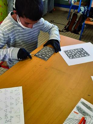 Linogravure d’une texture ou d’un motif propre à chaque tribu. Découverte de l’impression
