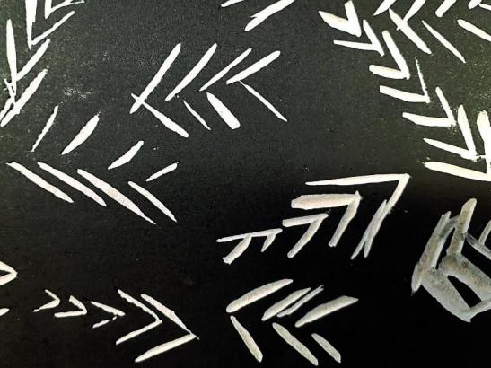 Linogravure d’une texture ou d’un motif propre à chaque tribu. Découverte de l’impression