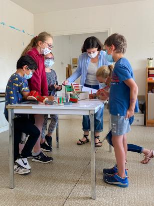La conception des dioramas se fait en groupe, accompagnés des artistes en résidence ©François Gérard