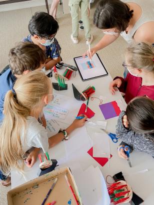 Margot dessine en direct sur illustrator les esquisse des enfants et leur fait des suggestions pour qu’ils se projettent plus facilement. ©François Gérard