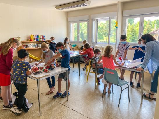 La classe au travail pour l’écriture des dioramas. ©François Gérard