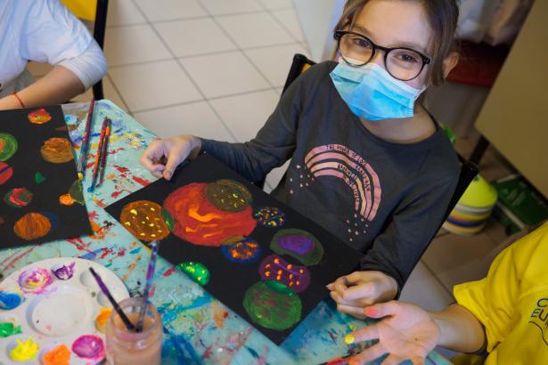 Atelier peinture en vue de la fresque cosmique