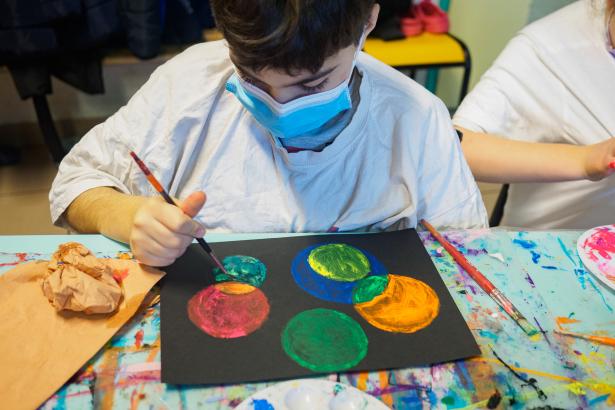 Atelier peinture en vue de la fresque cosmique