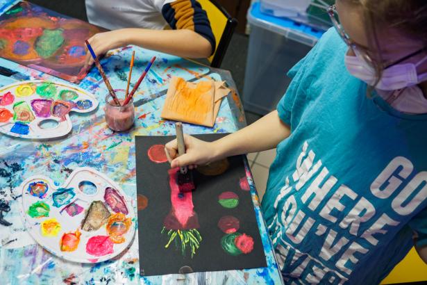 Atelier peinture en vue de la fresque cosmique
