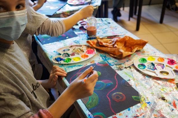 Atelier peinture en vue de la fresque cosmique