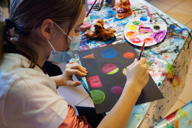 Atelier peinture en vue de la fresque cosmique