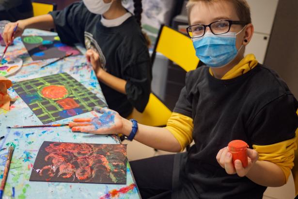 Atelier peinture en vue de la fresque cosmique