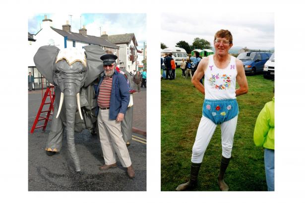 Folk Archive, Jeremy Deller et Alan Kane. De gauche à droite : Snowdrop the Mechanical Elephant by the Clare Family, Egremont, Cumbria, 2004 / Tom Harrington, Cumberland and Westmoreland Wrestling Champion, Egremont, Cumbria, 1999. Crédit photo Jeremy Deller et Alan Kane.