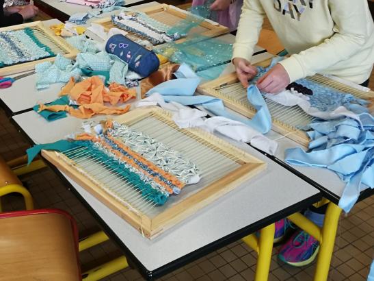 Atelier de tissage avec les élèves de Chailloué