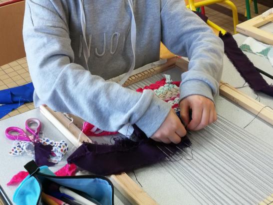 Atelier de tissage avec les élèves de Chailloué