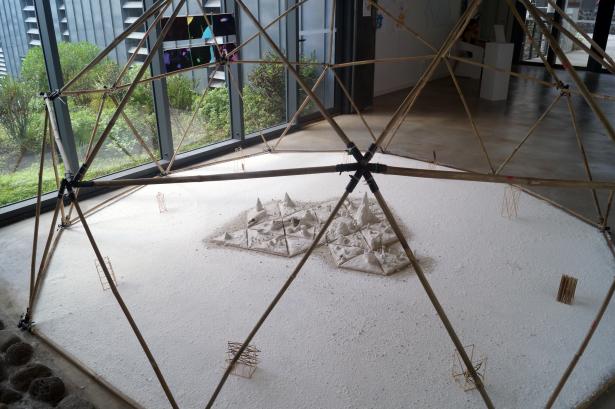 Vue du fond de l'installation 