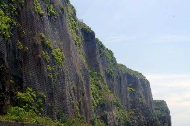 Falaises recouvertes de gigantesques retz métalliques anti-éboulements, le long de la route du littoral.