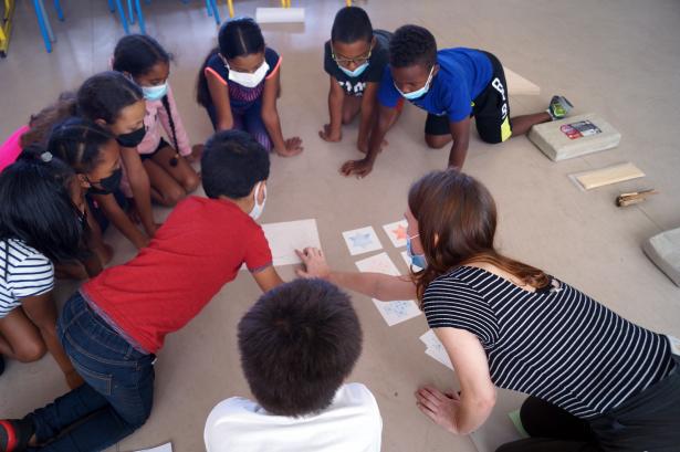 Marieke montre ses recherches sur les jeux de plateau.