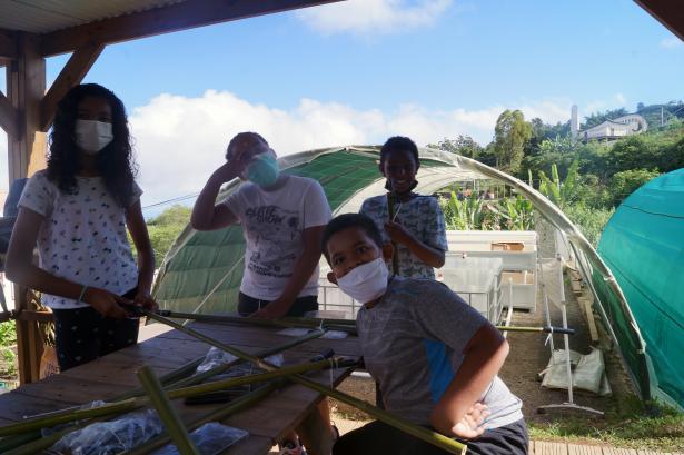 Les élèves sous le kiosque du jardin de LENA