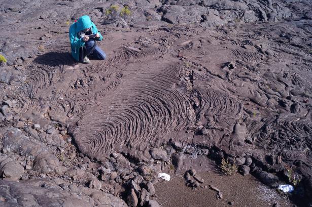 Observation des différentes formes créées par les coulées de laves.