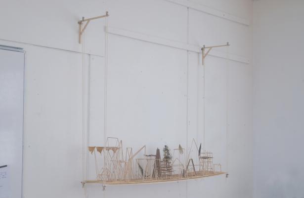 Maquettes présentées sur un socle en suspension.